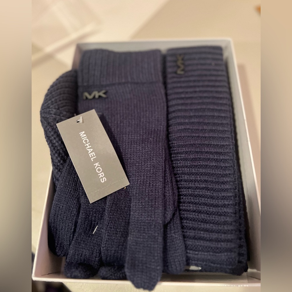 Michael Kors Navy Blue Scarf, Hat, and Gloves Set  ✨brand new ✨One Size and - Picture 5 of 6